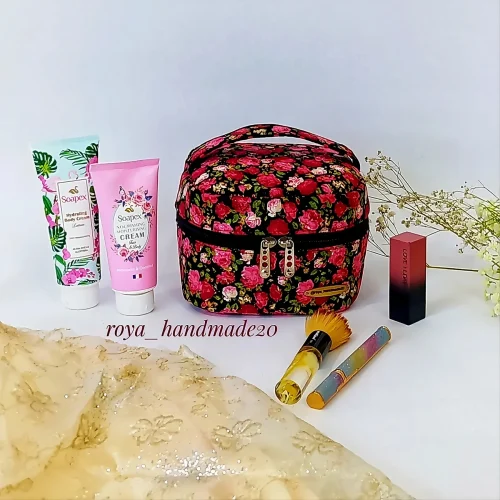 کیف لوازم آرایشی پارچه‌ای دست‌ساز طرح گل رز، کنار قلم‌مو و ریمل