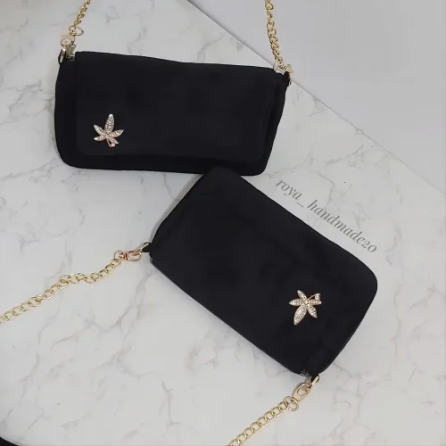 کیف پارچه‌ای دست‌دوز یا کیف دوشی مخملی سرمه‌ای تیره با پلاک طلایی، زنجیر طلایی و بند پارچه‌ای بلند