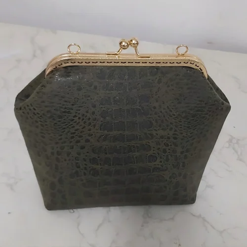 کیف دهانه فلزی چرم مصنوعی سبز طرح مار با قاب طلایی و قفل گویدار، نمای روبرو