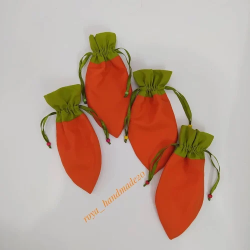 کیسه پارچه‌ای هویجی نارنجی با دهانه‌ی سبز، بند ساتن و مهره‌ی چوبی رنگی